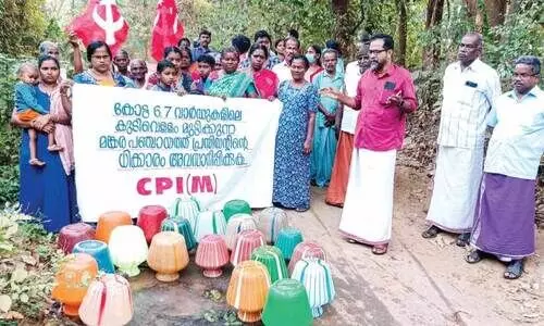 പൈപ്പ് പൊട്ടി കുടിവെള്ളം റോഡിൽ; പ്രതിഷേധവുമായി വീട്ടമ്മമാർ പൈപ്പ് പൊട്ടി കുടിവെള്ളം റോഡിൽ; പ്രതിഷേധവുമായി വീട്ടമ്മമാർ