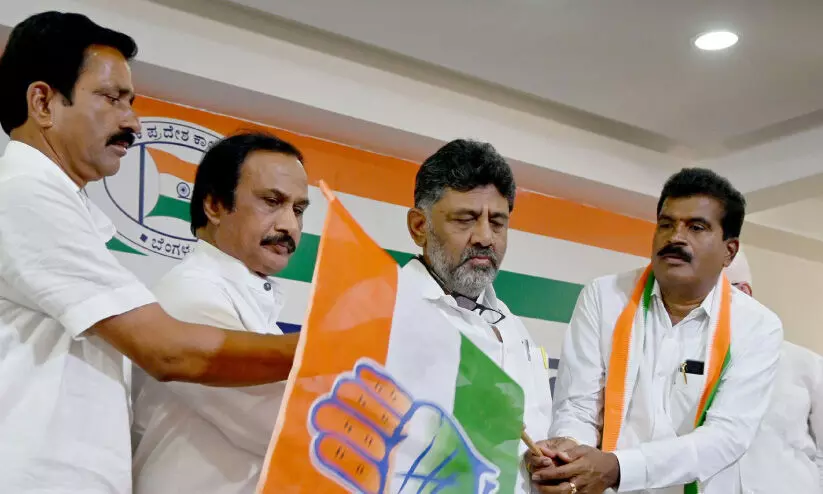 തെരഞ്ഞെടുപ്പ് പടിവാതിൽക്കൽ; കർണാടകയിൽ പ്രമുഖ ബി.ജെ.പി നേതാക്കൾ കോൺഗ്രസിൽ തെരഞ്ഞെടുപ്പ് പടിവാതിൽക്കൽ; കർണാടകയിൽ പ്രമുഖ ബി.ജെ.പി നേതാക്കൾ കോൺഗ്രസിൽ