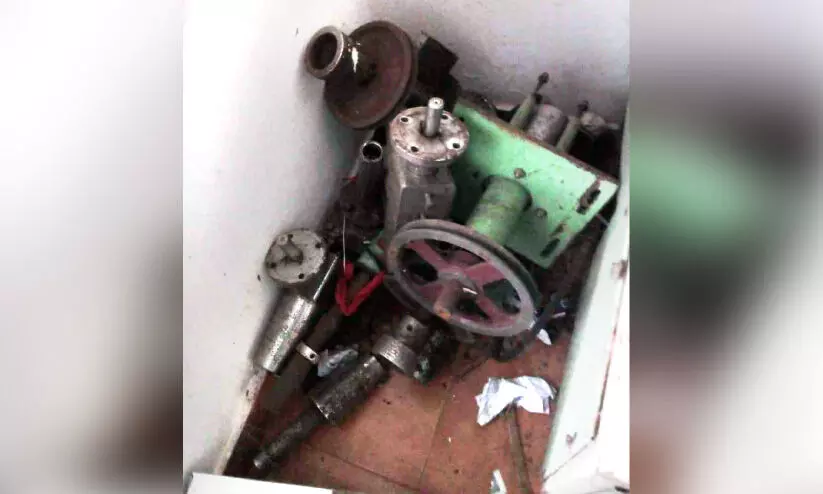 പരിശീലനത്തിനിടെ പേപ്പർ ഗ്ലാസ് നിർമാണ യന്ത്രം കേടായി; സ്വയംതൊഴിൽ പദ്ധതിയിൽ കബളിപ്പിക്കപ്പെട്ടതായി പരാതി പരിശീലനത്തിനിടെ പേപ്പർ ഗ്ലാസ് നിർമാണ യന്ത്രം കേടായി; സ്വയംതൊഴിൽ പദ്ധതിയിൽ കബളിപ്പിക്കപ്പെട്ടതായി പരാതി
