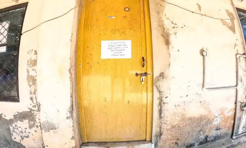 പൈപ്പിലെ തടസ്സംനീക്കാൻ പണമില്ല; പത്തനംതിട്ട ജനറല്‍ ആശുപത്രിയിലെ മൂത്രപ്പുര അടച്ചു