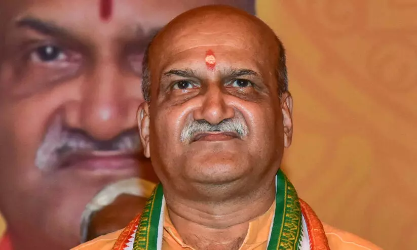 ഒരു ഹിന്ദു പെൺകുട്ടിയെ നഷ്ടപ്പെട്ടാൽ 10 മുസ്‌ലിം പെൺകുട്ടികളെ വലയിലാക്കണം -പ്രമോദ് മുത്തലിക്ക്