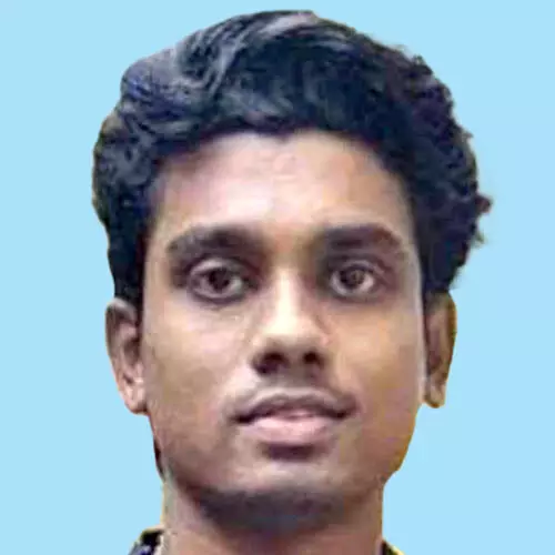 കാ​ർ മൈ​ല്‍കു​റ്റി​യി​ല്‍ ഇ​ടി​ച്ചു​മ​റി​ഞ്ഞ് യു​വാ​വ് മ​രി​ച്ചു