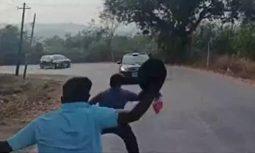 മുഖ്യമന്ത്രിക്ക് ചുടലയിലും പരിയാരത്തും കരി​ങ്കൊടി; ആറു പേർ അറസ്റ്റിൽ