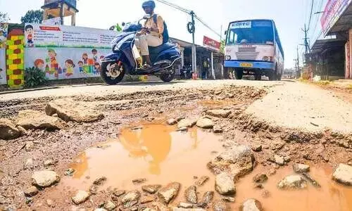 പത്തനംതിട്ട-കുമ്പഴ പാതയിൽ കണ്ണങ്കരയിൽ റോഡ് തകർന്നു