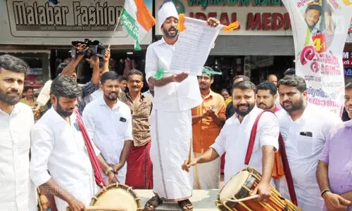 ‘പിണറായി തമ്പുരാൻ എഴുന്നള്ളുന്നേ, ആരും പുറത്തിറങ്ങല്ലേ’; വൈറലായി യൂത്ത് കോൺഗ്രസ് വിളംബരം