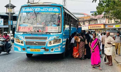 ബസുകൾ സ്റ്റാൻഡിൽ കയറ്റുന്നില്ല; തൃക്കരിപ്പൂരിൽ യാത്രക്കാർക്ക് നെട്ടോട്ടം