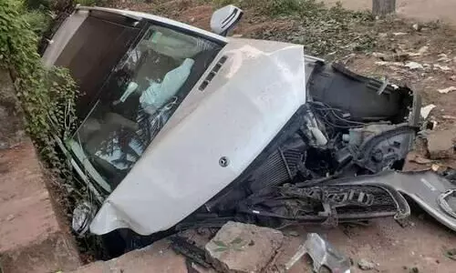 നിയന്ത്രണംവിട്ട ബെൻസ് കാർ കനാലിലേക്ക് മറിഞ്ഞ് അപകടം