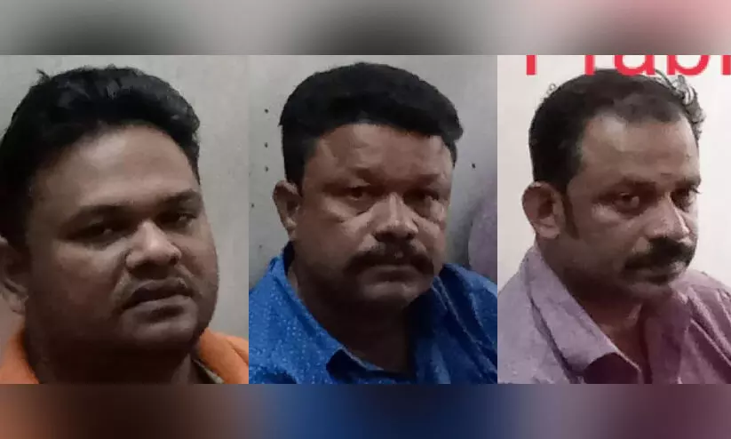 യുവാവിനെ മർദിച്ച് വഴിയിൽ തള്ളിയ മൂന്നംഗസംഘം അറസ്റ്റിൽ യുവാവിനെ മർദിച്ച് വഴിയിൽ തള്ളിയ മൂന്നംഗസംഘം അറസ്റ്റിൽ