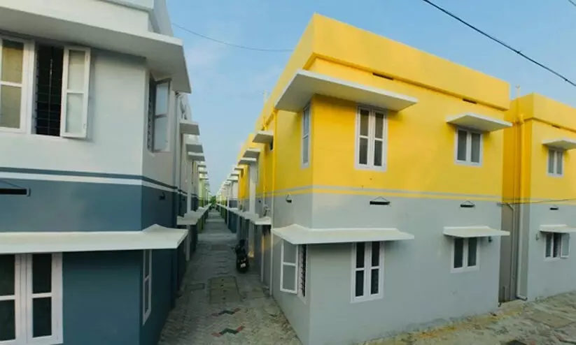 പ്രതീക്ഷ തെറ്റി മത്സ്യത്തൊഴിലാളികൾ: സർക്കാറിന്റെ ഫ്ലാറ്റ് സമുച്ചയം പൊളിഞ്ഞുതുടങ്ങി പ്രതീക്ഷ തെറ്റി മത്സ്യത്തൊഴിലാളികൾ: സർക്കാറിന്റെ ഫ്ലാറ്റ് സമുച്ചയം പൊളിഞ്ഞുതുടങ്ങി