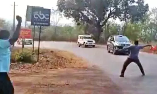 മു​ഖ്യ​മ​ന്ത്രി​യുടെ സു​ര​ക്ഷ​ക്ക് അ​ഞ്ഞൂ​റോ​ളം പൊ​ലീ​സു​കാർ; ക​രി​ങ്കൊ​ടി​യു​മാ​യി യൂ​ത്ത് കോ​ൺ​ഗ്ര​സ്