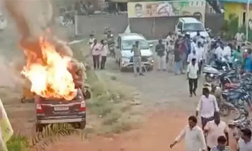 വിജയവാഡയിൽ വൈ.എസ്.ആർ കോൺഗ്രസും തെലുങ്കുദേശം പാർട്ടിയും തമ്മിൽ ഏറ്റുമുട്ടൽ; പ്രദേശത്ത് നിരോധനാജ്ഞ