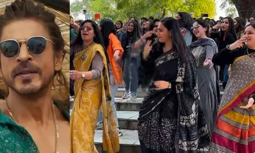 ‘എജുക്കേഷനൽ റോക്ക്‌സ്റ്റാർസ്’; പത്താനിലെ ഗാനത്തിന് ചുവടുവെച്ച അധ്യാപികമാരെ അഭിനന്ദിച്ച് ഷാറൂഖ് ഖാൻ -Video