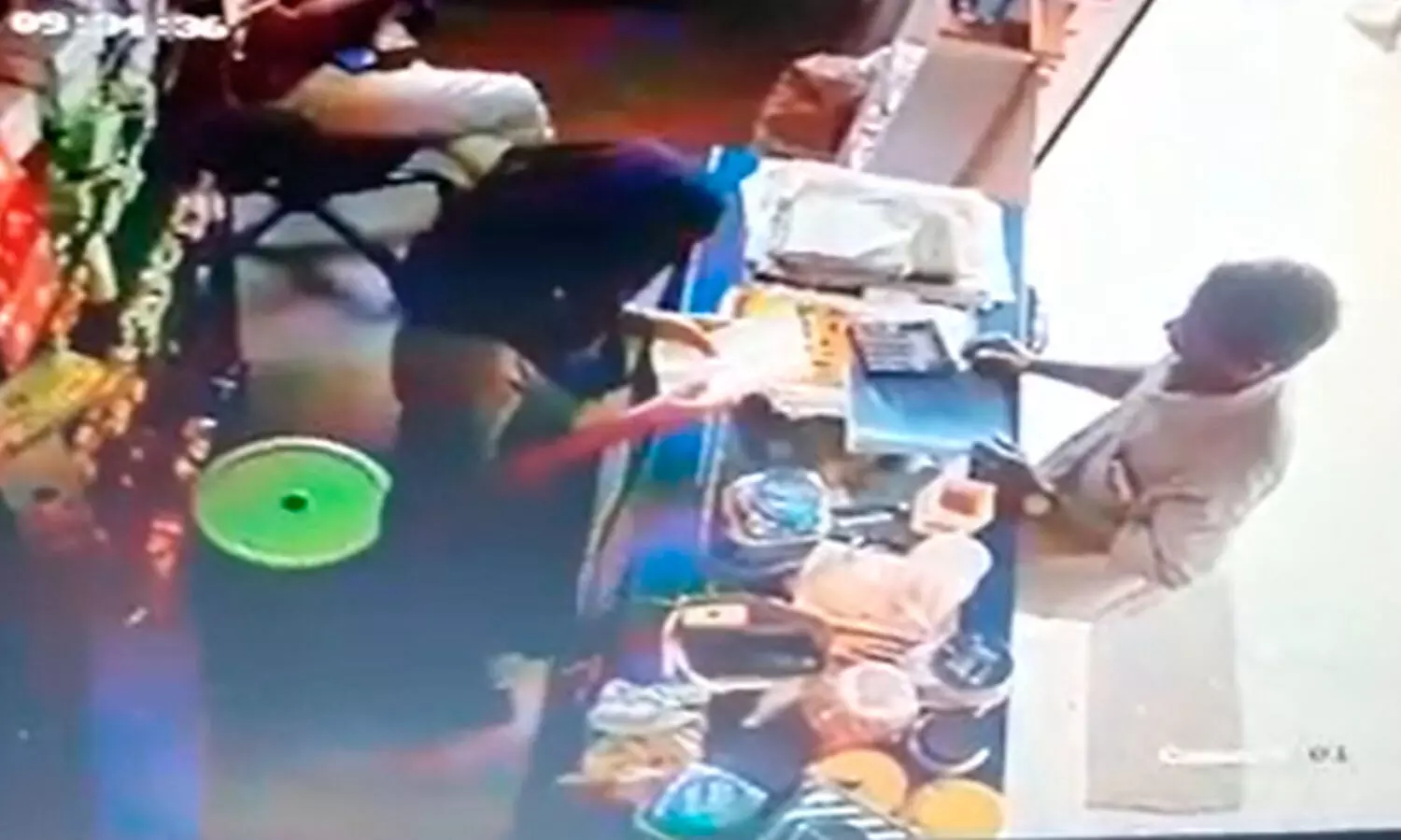 മൊബൈൽ മോഷ്ടാവിനെ സ്വന്തം നിലയ്ക്ക് കണ്ടെത്തി യുവതി പൊലീസിൽ ഏൽപ്പിച്ചു - വിഡിയോ