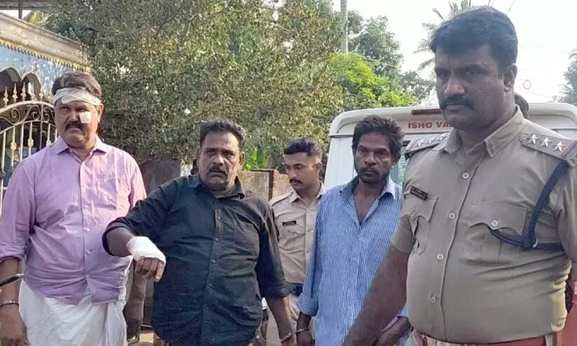അമ്മയെയും മകനെയും ആക്രമിച്ച കേസ്; മൂന്നുപേർ അറസ്റ്റിൽ അമ്മയെയും മകനെയും ആക്രമിച്ച കേസ്; മൂന്നുപേർ അറസ്റ്റിൽ