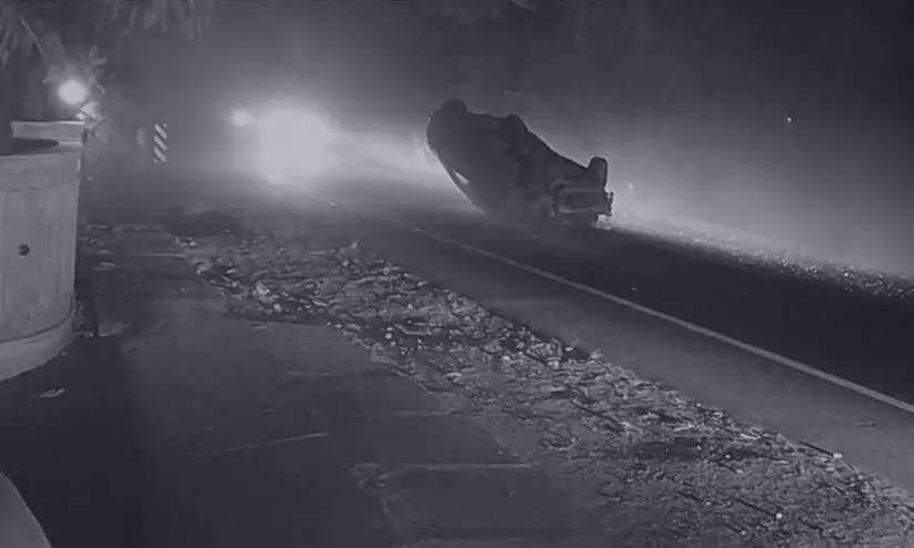 കാർ മതിലിൽ ഇടിച്ച് തലകീഴായി മറിഞ്ഞു; യാത്രക്കാർ അദ്ഭുതകരമായി രക്ഷപ്പെട്ടു -Video കാർ മതിലിൽ ഇടിച്ച് തലകീഴായി മറിഞ്ഞു; യാത്രക്കാർ അദ്ഭുതകരമായി രക്ഷപ്പെട്ടു -Video