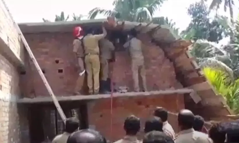 നിർമാണത്തിലിരുന്ന വീടിന്റെ മേൽക്കൂര തകർന്നുവീണ് തൊഴിലാളി മരിച്ചു നിർമാണത്തിലിരുന്ന വീടിന്റെ മേൽക്കൂര തകർന്നുവീണ് തൊഴിലാളി മരിച്ചു