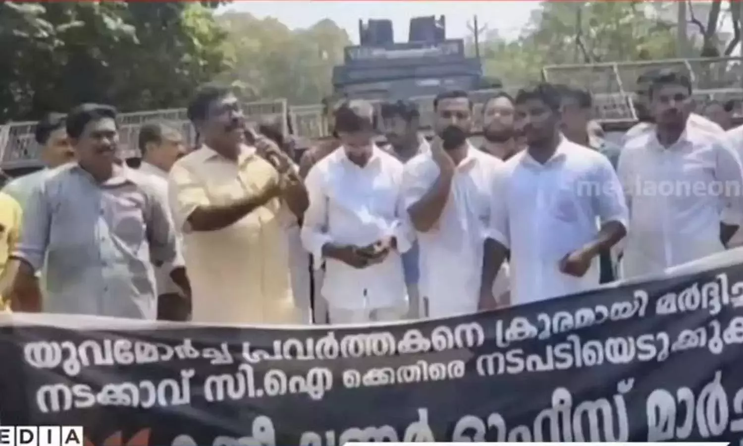 സി.ഐ യൂനിഫോമിൽ അല്ലായിരുന്നെങ്കിൽ ശവം ഒഴുകി നടന്നേനെ; കൊലവിളിയുമായി ബി.ജെ.പി സി.ഐ യൂനിഫോമിൽ അല്ലായിരുന്നെങ്കിൽ ശവം ഒഴുകി നടന്നേനെ; കൊലവിളിയുമായി ബി.ജെ.പി