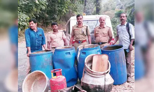കക്കയം വനമേഖലയോടുചേർന്ന പ്രദേശങ്ങളിൽ വ്യാജവാറ്റുസംഘം വിലസുന്നു