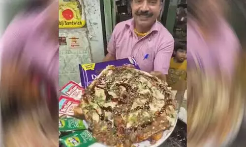 ഡയറി മിൽക്കുകൊണ്ടൊരു ഓംലറ്റ്; സമൂഹമാധ്യമങ്ങളിൽ വൈറലായി തെരുവ് കച്ചവടക്കാരന്റെ വിഡിയോ