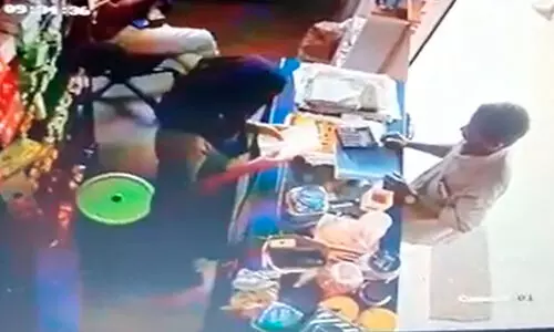 മൊബൈൽ മോഷ്ടാവിനെ സ്വന്തം നിലയ്ക്ക് കണ്ടെത്തി യുവതി പൊലീസിൽ ഏൽപ്പിച്ചു - വിഡിയോ