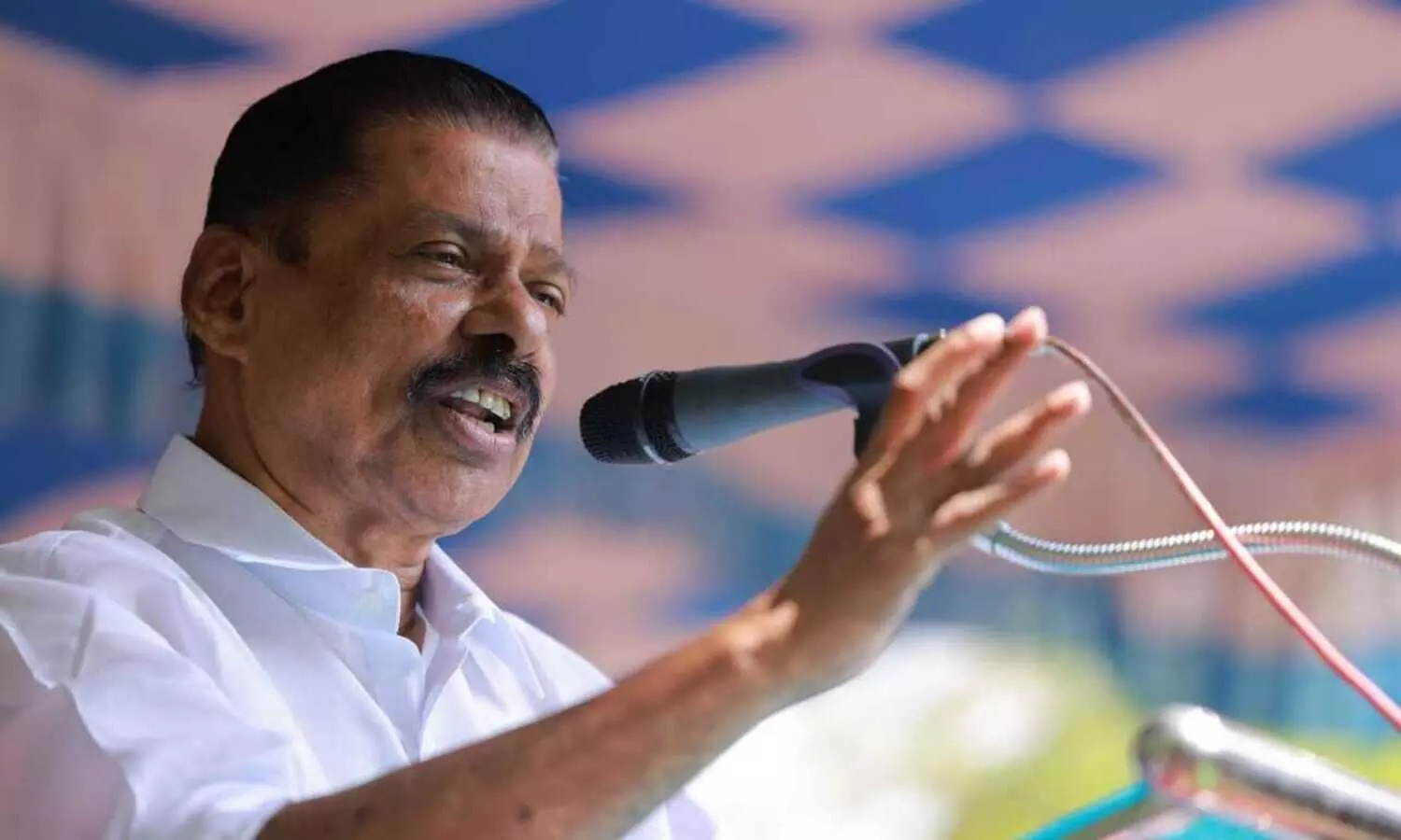 ത്രിപുരയില്‍ നൂറുകണക്കിന് പശുക്കളെയാണ് ബി.ജെ.പിക്കാര്‍ കൊന്നത്, സി.പി.എമ്മുകാര​െൻറ വീട്ടിലെ പശു കമ്മ്യുണിസ്റ്റ് ആണോ? എം.വി. ഗോവിന്ദൻ