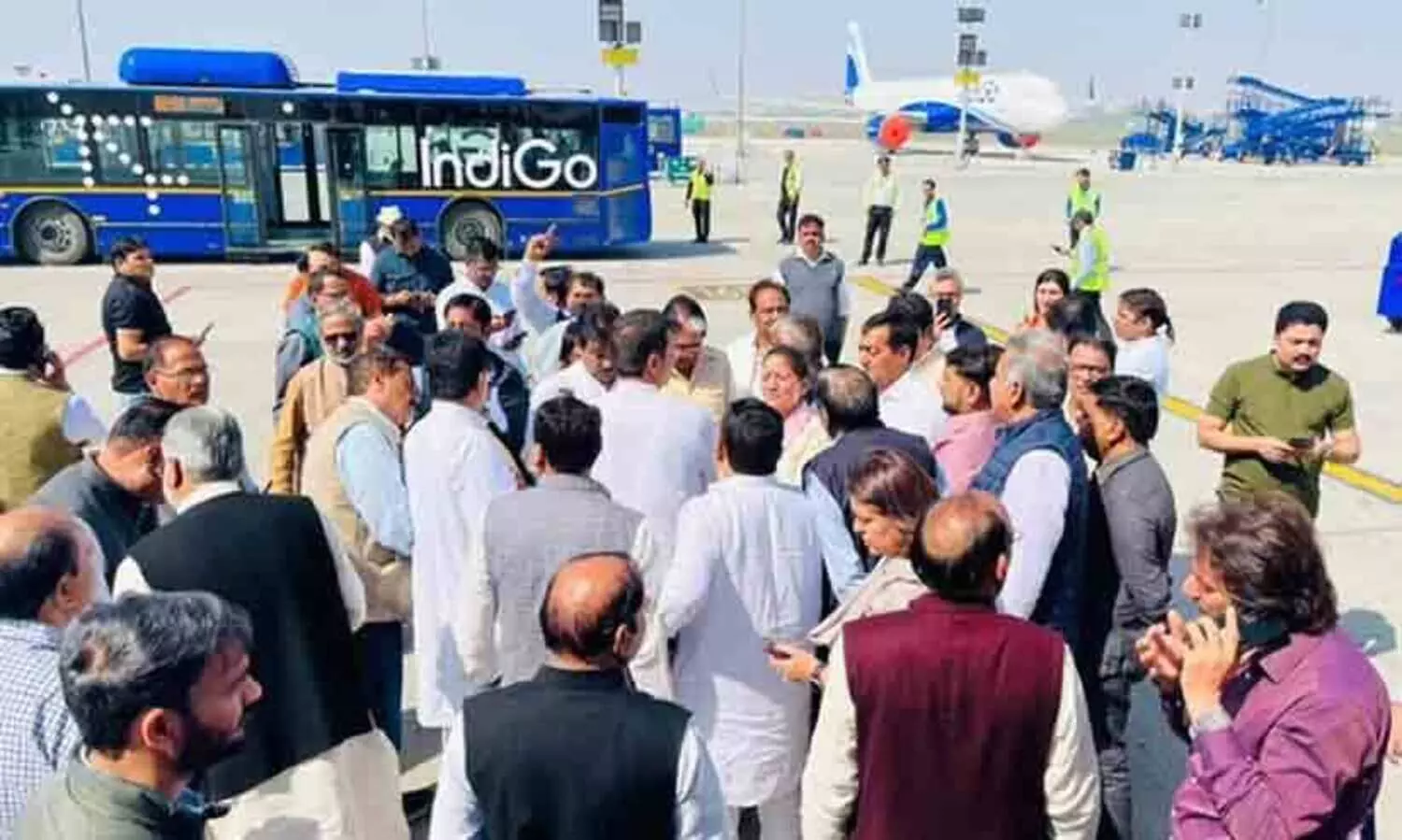 മോദിയെ വിമർശിച്ച കോ​ൺഗ്രസ് നേതാവ് പവൻ ഖേരയെ ഡൽഹിയിൽ വിമാനത്തിൽ നിന്നിറക്കി അറസ്റ്റ് ചെയ്തു