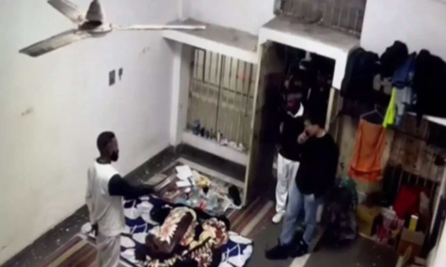 ലക്ഷങ്ങൾ വിലവരുന്ന ഷൂ, 80,000 രൂപയുടെ പാന്‍റ്സ്...; സുകേഷ് ചന്ദ്രശേഖറിന്‍റെ ജയിൽ മുറിയിൽ റെയ്ഡ്