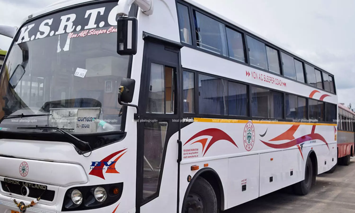 ബസിൽ രാത്രി യാത്രക്കിടെ യുവതിയുടെ സീറ്റിൽ മൂത്രമൊഴിച്ച് യുവാവ്