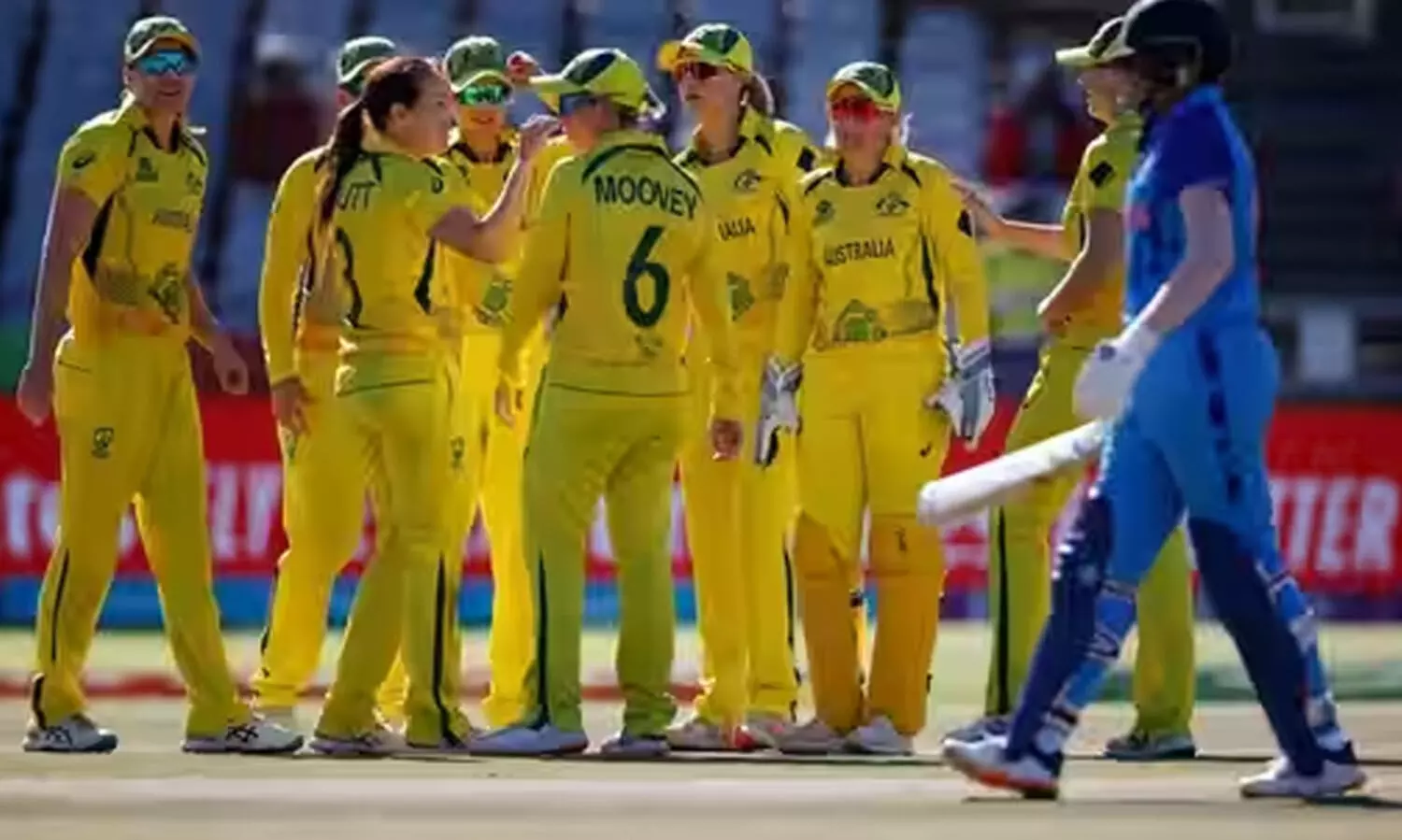 പൊരുതി വീണ് ഇന്ത്യൻ വനിതകൾ; ആസ്ട്രേലിയക്ക് അഞ്ച് റൺസ് ജയം; ഫൈനലിൽ