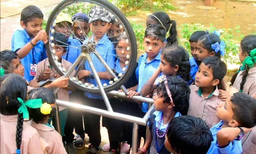 കാടിറങ്ങി; കടൽ കണ്ടു, കപ്പൽ കണ്ടു കാടിറങ്ങി; കടൽ കണ്ടു, കപ്പൽ കണ്ടു