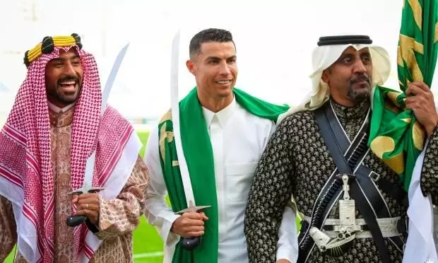 പാരമ്പര്യ അറബ് വേഷമണിഞ്ഞ്, വാളെടുത്ത് സൗദി സ്ഥാപക ദിനത്തിൽ ക്രിസ്റ്റ്യാനോ; വിഡിയോ വൈറൽ പാരമ്പര്യ അറബ് വേഷമണിഞ്ഞ്, വാളെടുത്ത് സൗദി സ്ഥാപക ദിനത്തിൽ ക്രിസ്റ്റ്യാനോ; വിഡിയോ വൈറൽ