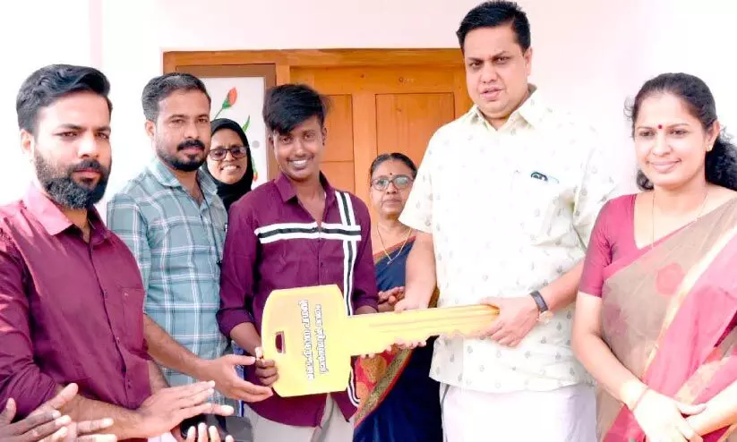 കതിരൂരിലെ ട്രാൻസ്ജെൻഡറിന് വീടൊരുങ്ങി: നിധീഷിനും മാതാവിനും ഇനി സ്വന്തം വീട്ടിൽ അന്തിയുറങ്ങാം കതിരൂരിലെ ട്രാൻസ്ജെൻഡറിന് വീടൊരുങ്ങി: നിധീഷിനും മാതാവിനും ഇനി സ്വന്തം വീട്ടിൽ അന്തിയുറങ്ങാം