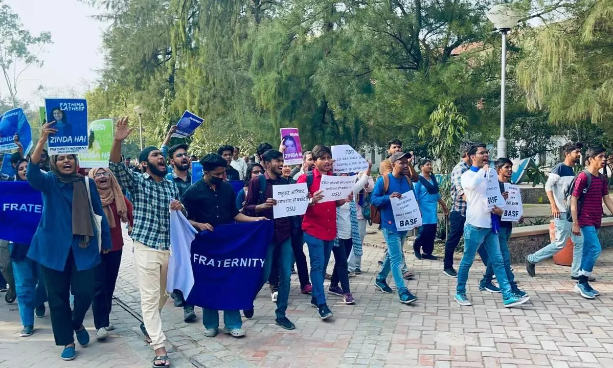 ദർശൻ സോളങ്കിക്ക് ഐക്യദാർഢ്യവുമായി ഡൽഹി സർവകലാശാല വിദ്യാർഥി സംഘടനകൾ ദർശൻ സോളങ്കിക്ക് ഐക്യദാർഢ്യവുമായി ഡൽഹി സർവകലാശാല വിദ്യാർഥി സംഘടനകൾ