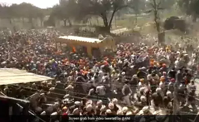 അമൃത്സറിൽ വൻ സംഘർഷം: ഖാലിസ്ഥാൻ നേതാവ് അമൃത്പാൽ സിങ്ങിന്റെ അനുയായികൾ പൊലീസ് സ്റ്റേഷനിലേക്ക് ഇരച്ചുകയറി അമൃത്സറിൽ വൻ സംഘർഷം: ഖാലിസ്ഥാൻ നേതാവ് അമൃത്പാൽ സിങ്ങിന്റെ അനുയായികൾ പൊലീസ് സ്റ്റേഷനിലേക്ക് ഇരച്ചുകയറി