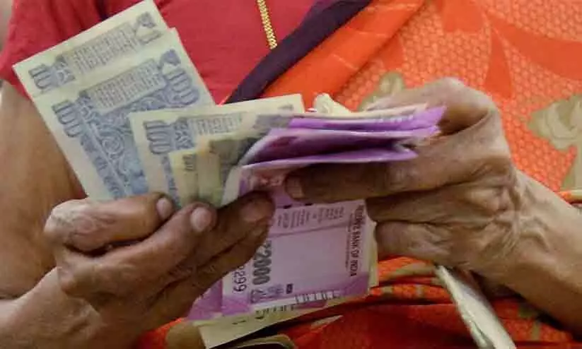 ക്ഷേമപെൻഷൻ വിതരണം നാളെ മുതൽ; അനുവദിച്ചത് ഒരുമാസത്തെ കുടിശ്ശിക ക്ഷേമപെൻഷൻ വിതരണം നാളെ മുതൽ; അനുവദിച്ചത് ഒരുമാസത്തെ കുടിശ്ശിക