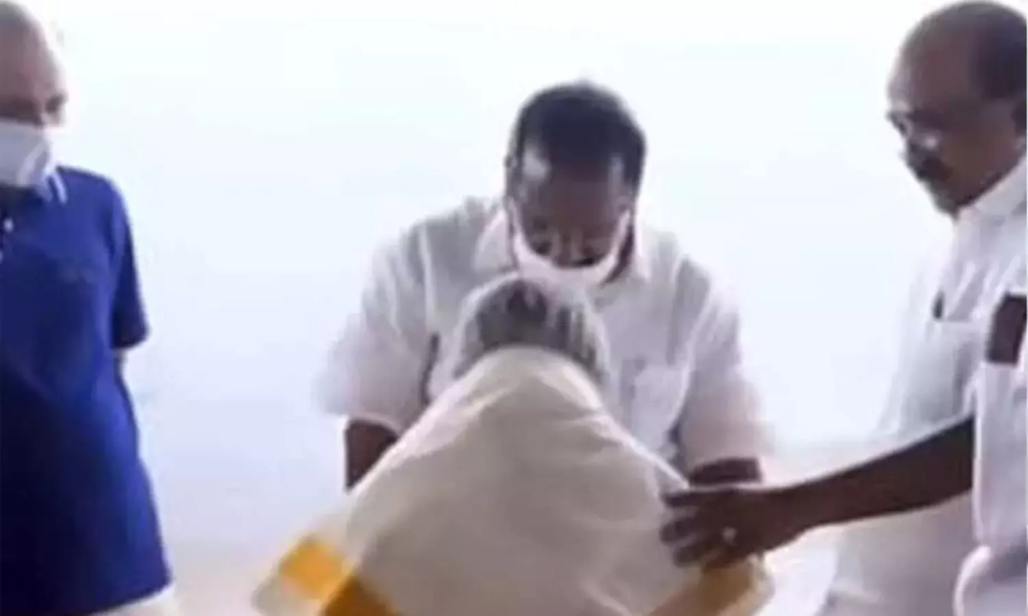 ജാഥയിൽ പങ്കെടുക്കാതെ ഇ.പി. ജയരാജൻ ദല്ലാൾ നന്ദകുമാറിനൊപ്പം; വിവാദം