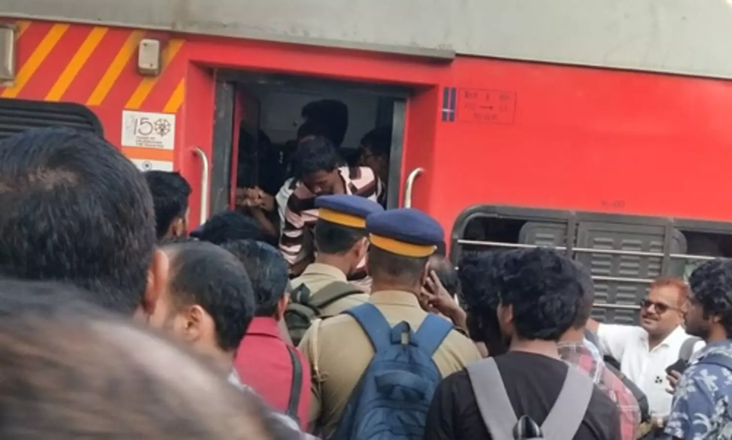 ‘വാ അമ്മാവാ, കുറച്ച് കുടിച്ചിട്ട് പോകാം..’ ട്രെയിനിൽ മദ്യസൽക്കാരം; രണ്ടുപേർ പിടിയിൽ