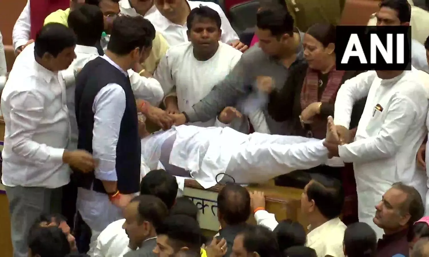 ഒരു വോട്ടിന് വേണ്ടി തമ്മിൽതല്ലി ബി.ജെ.പി-എ.എ.പി കൗൺസിലർമാർ