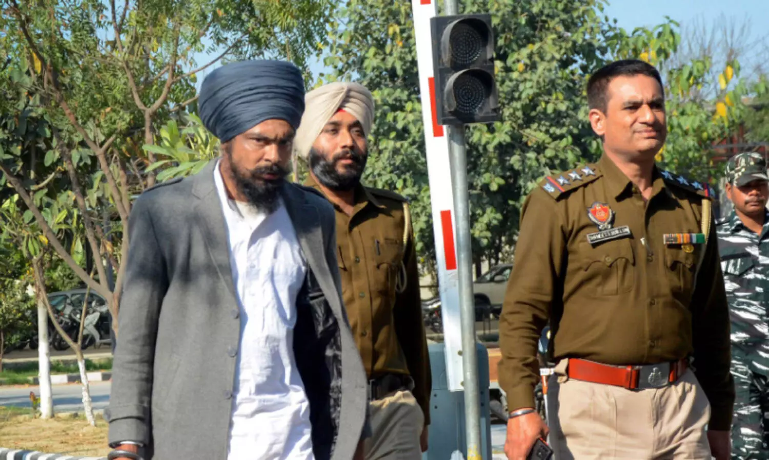 അമൃത്പാൽ സിങ് അനുയായി ലൗപ്രീത് സിങ്ങിന് മോചനം:പ്രക്ഷോഭകർ വാളും വിശുദ്ധ ഗ്രന്ഥവുമായി എത്തിയെന്ന് പൊലീസ്