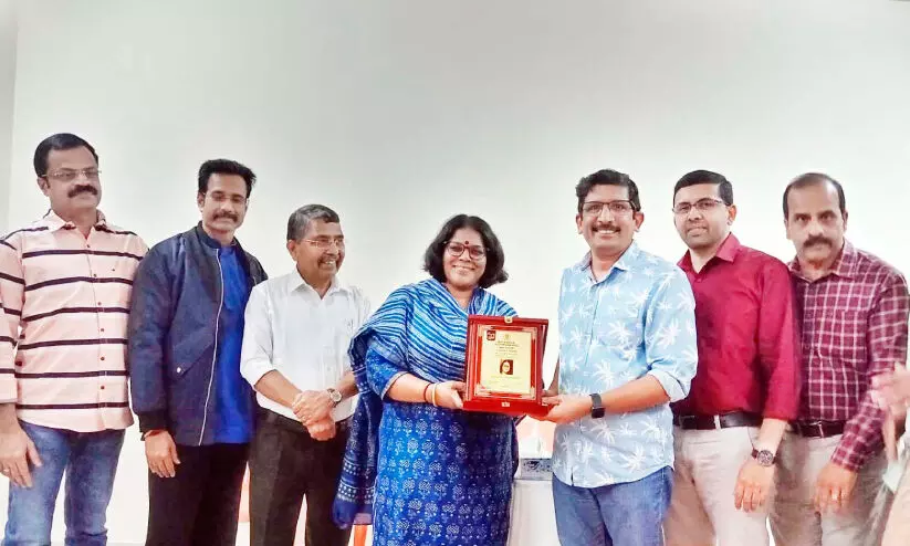 സു​ധ മേ​നോ​ന് സ്വീ​ക​ര​ണം