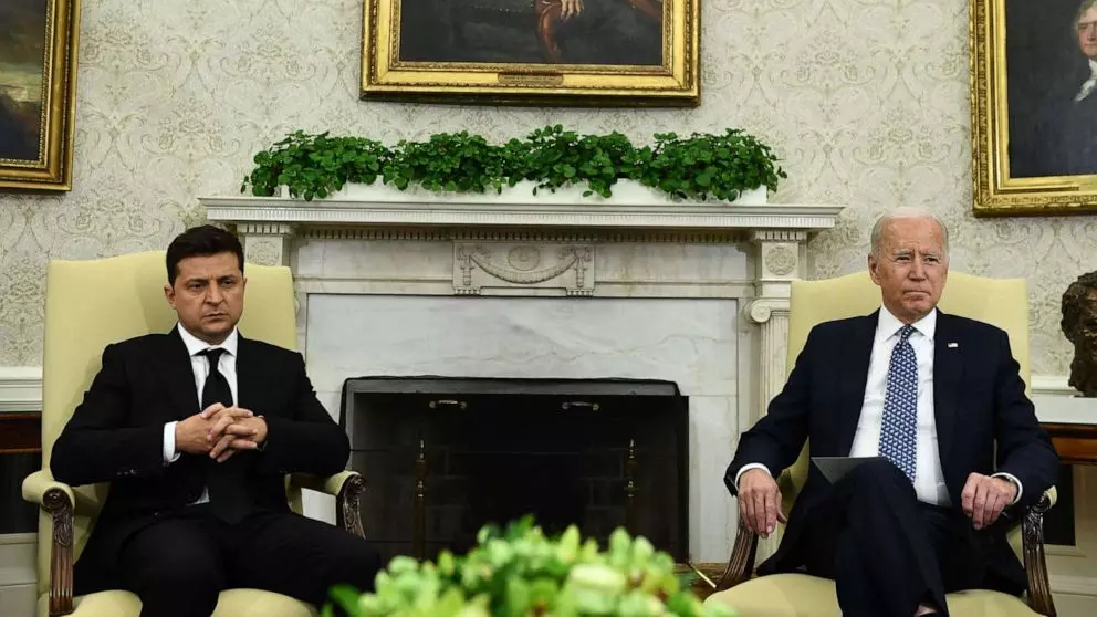 യുക്രെയ്ൻ പ്രസിഡന്റ് വൊളോദിമിർ സെലൻസ്കിയും യു.എസ് പ്രസിഡന്റ് ജോ ബൈഡനും യുക്രെയ്ൻ പ്രസിഡന്റ് വൊളോദിമിർ സെലൻസ്കിയും യു.എസ് പ്രസിഡന്റ് ജോ ബൈഡനും