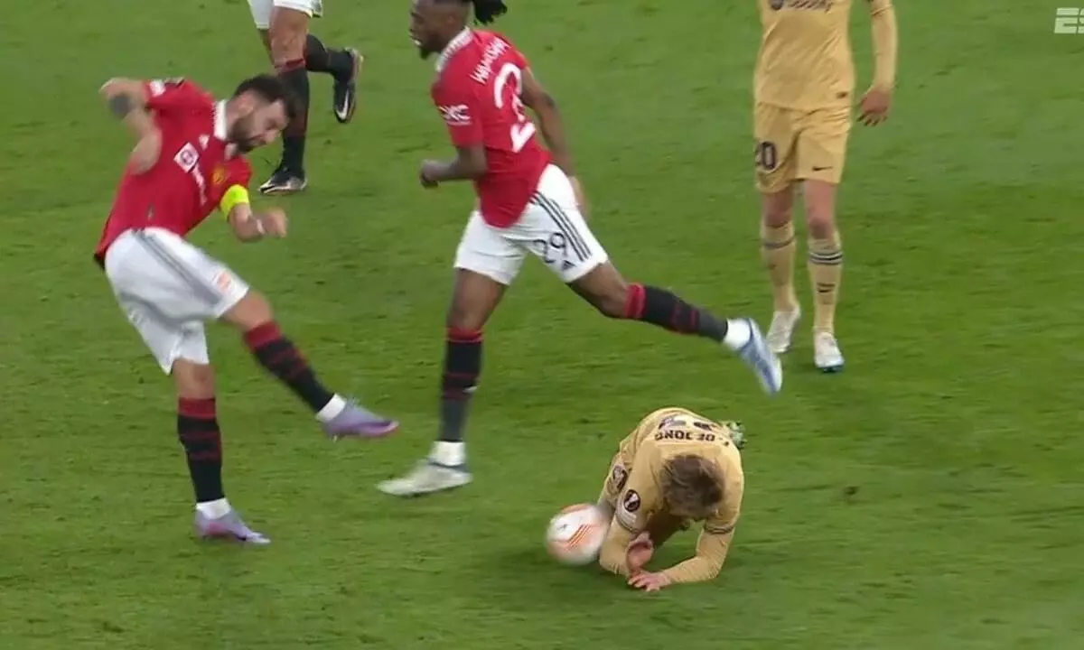 നിലത്തുവീണ ബാഴ്സ താരത്തിനു നേരെ ആഞ്ഞടിച്ച് ബ്രൂണോ ഫെർണാണ്ടസ്; കടുത്ത പ്രതിഷേധം