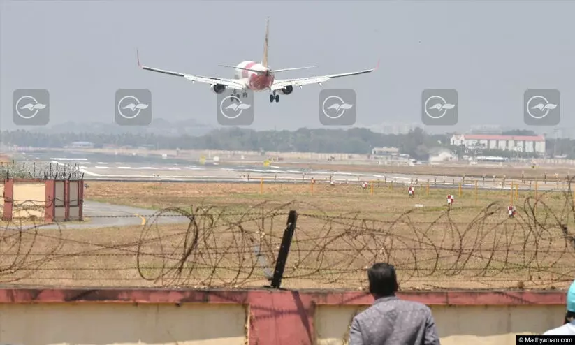 സാങ്കേതിക തകരാർ; എയർ ഇന്ത്യ വിമാനത്തിന് അടിയന്തര ലാൻഡിങ്, യാത്രക്കാർ സുരക്ഷിതർ സാങ്കേതിക തകരാർ; എയർ ഇന്ത്യ വിമാനത്തിന് അടിയന്തര ലാൻഡിങ്, യാത്രക്കാർ സുരക്ഷിതർ
