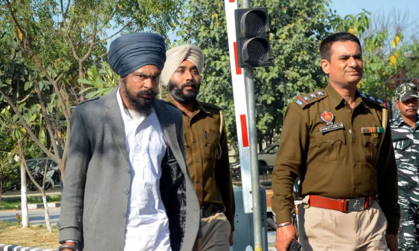 അമൃത്പാൽ സിങ് അനുയായി ലൗപ്രീത് സിങ്ങിന് മോചനം:പ്രക്ഷോഭകർ വാളും വിശുദ്ധ ഗ്രന്ഥവുമായി എത്തിയെന്ന് പൊലീസ്