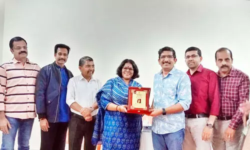 സു​ധ മേ​നോ​ന് സ്വീ​ക​ര​ണം