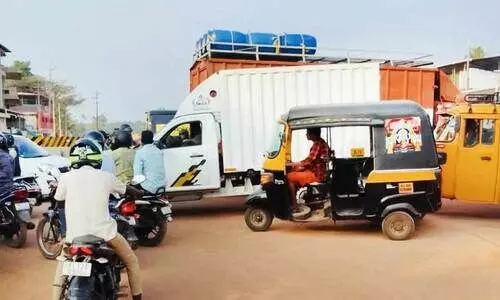 ട്രാ​ഫി​ക് പൊ​ലീ​സി​ന്റെ സേ​വ​ന​മി​ല്ല; ഗ​താ​ഗ​ത കു​രു​ക്കി​ൽ കീ​ച്ചേ​രി