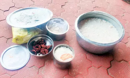 മിന്നൽ പരിശോധന; രണ്ട് ഹോട്ടലിൽനിന്ന് പഴകിയ ഭക്ഷണം പിടിച്ചെടുത്തു മിന്നൽ പരിശോധന; രണ്ട് ഹോട്ടലിൽനിന്ന് പഴകിയ ഭക്ഷണം പിടിച്ചെടുത്തു