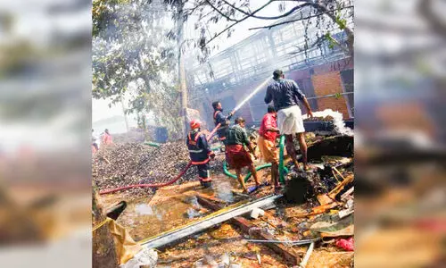നിർമാണത്തിലിരുന്ന ഹൗസ്ബോട്ട് കത്തിനശിച്ചു നിർമാണത്തിലിരുന്ന ഹൗസ്ബോട്ട് കത്തിനശിച്ചു
