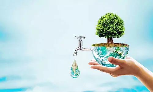 കു​ടി​വെ​ള്ളം ഒ​ഴു​കി അ​ക​ലു​ന്നു