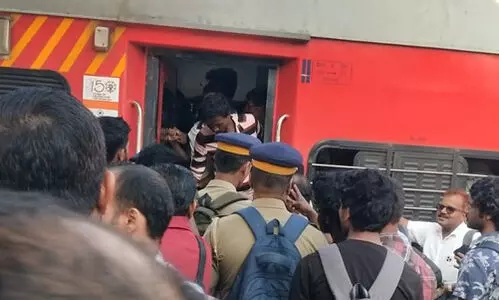 ‘വാ അമ്മാവാ, കുറച്ച് കുടിച്ചിട്ട് പോകാം..’ ട്രെയിനിൽ മദ്യസൽക്കാരം; രണ്ടുപേർ പിടിയിൽ